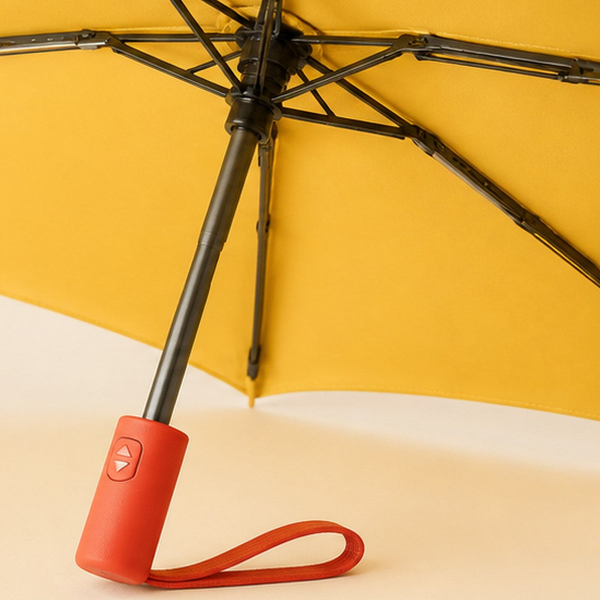 Metro Fold Compact Umbrella handle and frame detail
